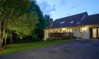 HUGE 5BR, 4.5BA, 3 King Suites, Dog Friendly! - Boutique