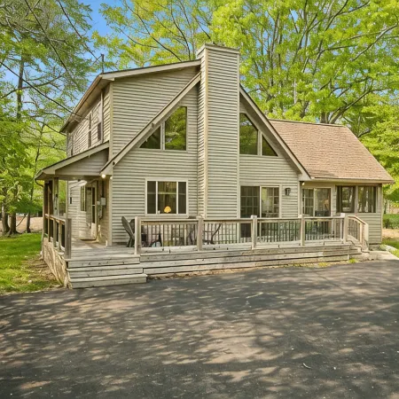 Cozy Chalet Style Home, Walk to Lake Harmony