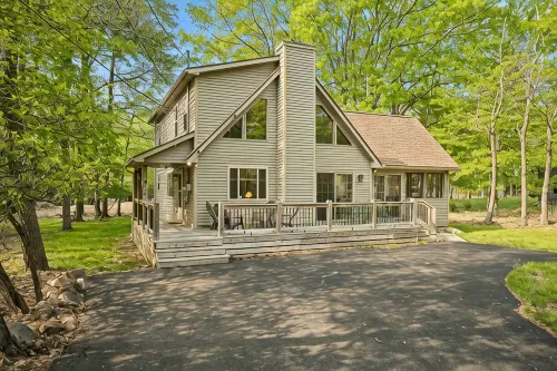 Cozy Chalet Style Home, Walk to Lake Harmony - شاليه