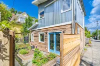 Charming Urban Cottage in Cap Hill Hotels in Stevens