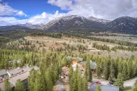 Mountain Views + Hot Tub Near Resort - 수영장
