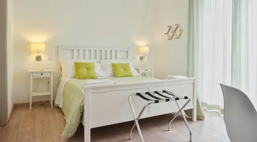 Petit Hotel - Airport Shuttle
