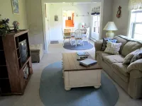 Quaint Bungalow Minutes From Downtown, Harbor, Shops - 3성급