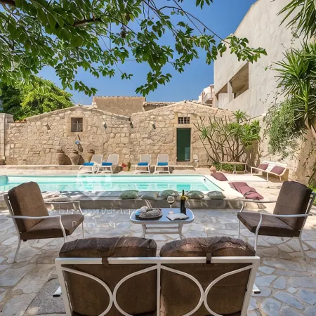 Villa for 12/14 people garden, pool, bbq, 100 meters from the sea, A / C, wi-fi