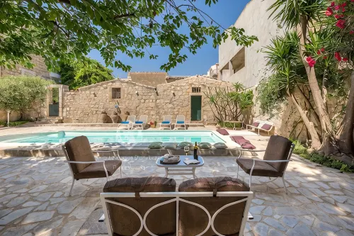 Villa for 12/14 people garden, pool, bbq, 100 meters from the sea, A / C, wi-fi - 4-Star