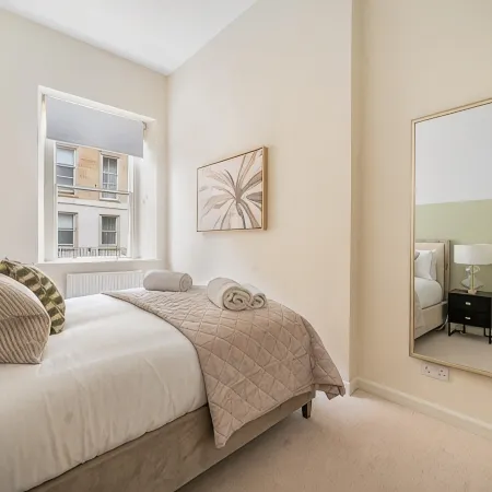 Stylish City-Centre Flat with Double Bed - VAT Q
