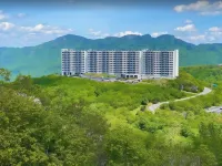 Uhost AI - Top-Floor Condo w Balcony & Pool