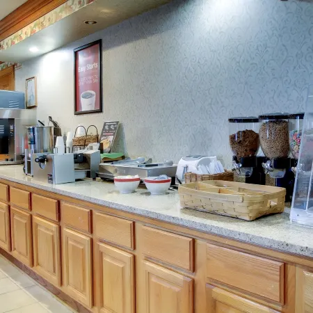 Econo Lodge Inn & Suites