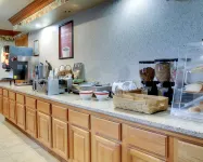 Econo Lodge Inn & Suites - breakfast