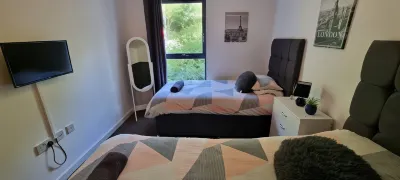 360 Serviced Accommodations - Brentwood 2 Bedroom Executive Apartment with Secure Parking Hotels near Braxted Park Estate