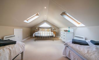 Super Spacious Barn Conversion with Free Wifi, Netflix Fireplace - Housity