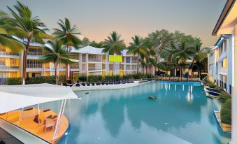 Beach Club Port Douglas Luxury Apartments