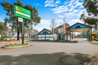 Quality Inn & Suites Traralgon Hotel dekat St Michael＇s Church