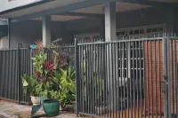 Relic Room House of Plants Hotels in Singosari