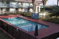 Days Inn & Suites by Wyndham Needles - Pools