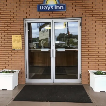 Days Inn by Wyndham Breezewood