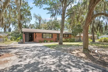 10 min to Parris Island - Pet friendly Retreat w/ Yard & 1-1 Guest House Отели рядом с достопримечательностью «Spanish Moss Trail Train Depot»