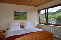 Weingut H. Gindorf und Gästehaus Hotels in der Nähe von Weingut Schloss Lieser