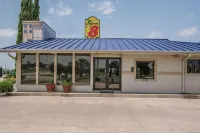 Super 8 by Wyndham San Marcos فنادق في Martindale