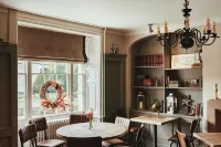 The Falcon Inn Hotels in Whiteshill and Ruscombe