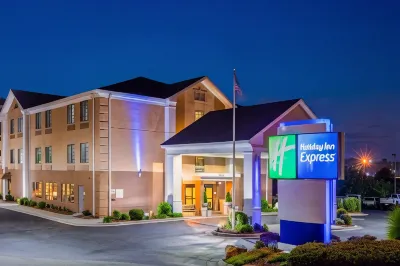 Holiday Inn Express 溫斯頓 - 塞勒姆 Salem God's Acre Cemetery附近的飯店