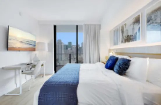 Stunning City Views and Relaxing Pool - Elegant Downtown Oasis