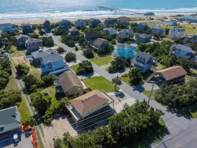 Surf Shack on DuneWay-EV Charger & steps to Beach! Hotels near Cape Hatteras Lighthouse