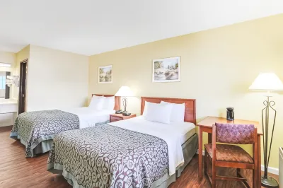 Days Inn by Wyndham Athens Hotel dekat Kennedy Museum of Art