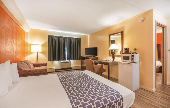 Econo Lodge Inn & Suites Airport