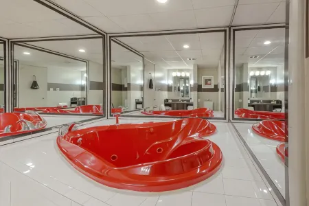 Best Western Plus Poconos Hotel Отели рядом с достопримечательностью «Camelbeach Mountain Waterpark»