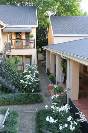 Del Roza Guest House Отели в г. Нкангала