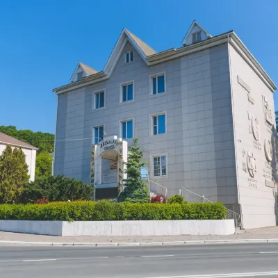 "Piramid Hotel" Các khách sạn gần The House of Culture named after Gagarin