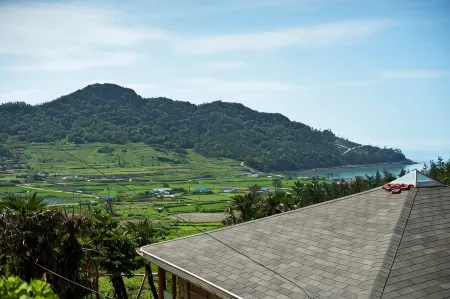 Jindo Gahyujae Pension Отели рядом с достопримечательностью «Jindo Mysterious Sea Route»