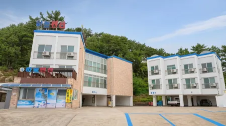 Samcheok Sky Pension Отели рядом с достопримечательностью «Jangho Port»