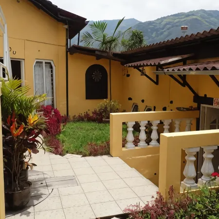 La Casa Amarilla