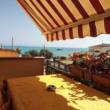 Apartment - Sleeps 5, Free Parking & Pet Friendl