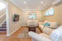 MetaWiseBnB Waterfront 3BR Coastal Escape - Balkon