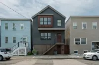 Waterfront Escape - Spectacular Views, Only 5 Minutes from Boston Airport - Bungalows