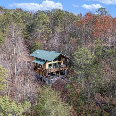 Mountain Retreat with Stunning views, 7 Priv Acres, Sauna, Hot Tub, and Gameroom