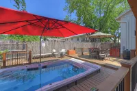 Chic Comfort Just Steps from Main Street! - 4 stjerner