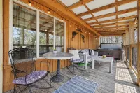 紅河峽谷浪漫小屋，配有熱水浴缸、池塘景觀&可攜帶寵物犬