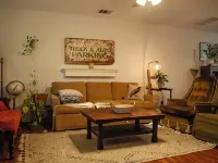 Family Pet Friendly 3-Bedroom Vintage Inspired House in Kyle - Plum Creek Hotels in Kyle