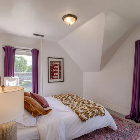 New 5BD Near UNL & DT - Poker Table & Games