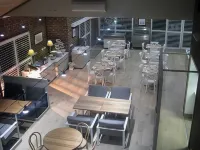 Francis Phillip Motor Inn and the Lodge Hotele w: Singleton