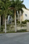 Coastal Gem in gated community. Waterfront, pool, 20 mins from airport Hotels in 