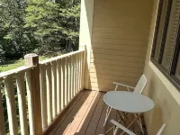 Charming 2-bedroom Stratton Mountain Condo with shuttle service Hotels in Stratton Mountain