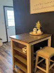 Cozy 2Br • Firepit • Minutes to Downtown & UW Campus • Near Lake Winnebago - บังกะโล