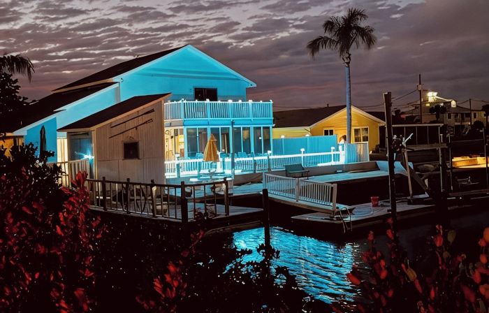Charming Ocean Front 3-bedroom and 4 Bath  with WiFi and AC in Hernando Beach