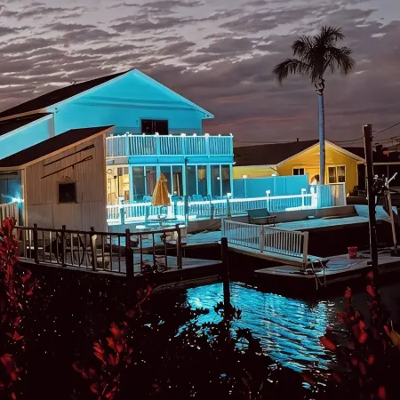 Charming Ocean Front 3-bedroom and 4 Bath  with WiFi and AC in Hernando Beach Отели в г. Эрнандо-Бич
