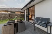 Sunlit Sanctuary with Private Patio in Wigram - Villas
